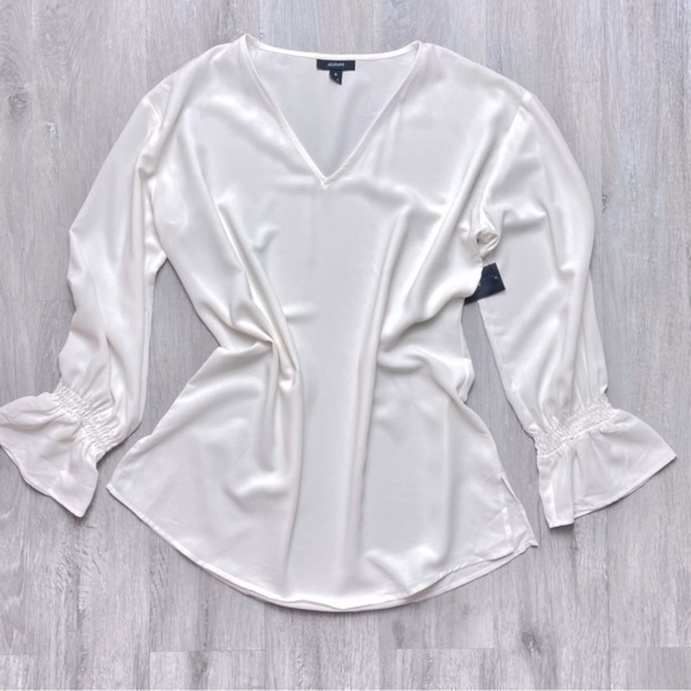 Women's M NWT White V Neck Long Bell Sleeve Top New